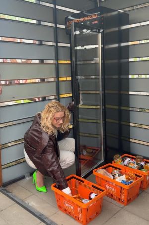 Dyrektor CUW napełnia lodówkę dla potrzebujących