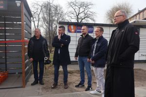 Uczestnicy czekają na otwarcie lodówki dla potrzebujących