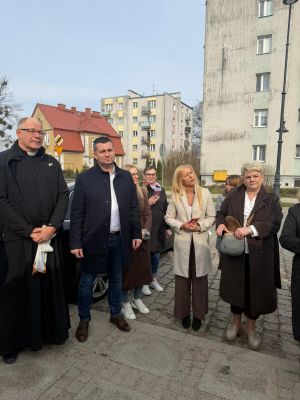 Uczestnicy otwarcia pozują do zdjęcia