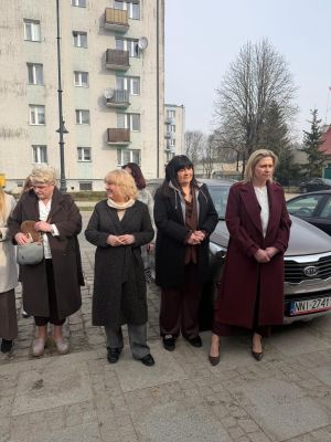 Uczestnicy otwarcia słuchają przemówienia