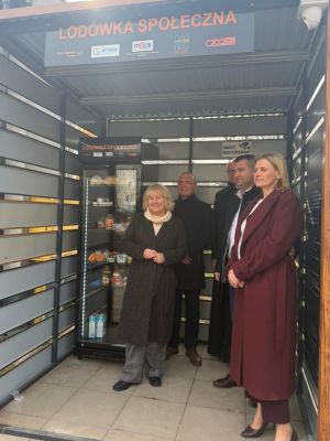 Uczestnicy pozują do zdjęcia