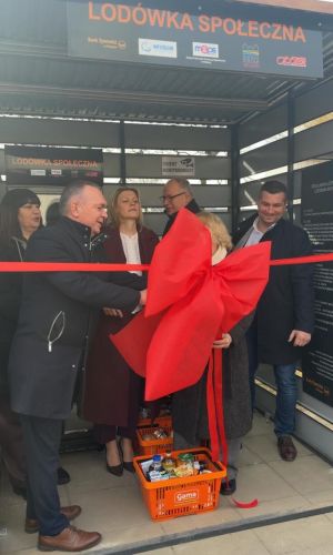 Uczestnicy przecinają wstęgę