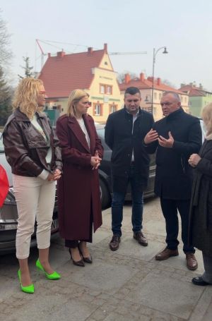 Uczestnicy rozmawiają przed lodówką społeczną