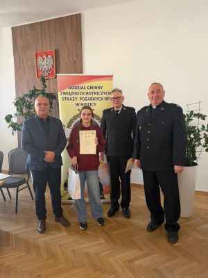 Organizatorzy i laureatka pozują do zdjęcia