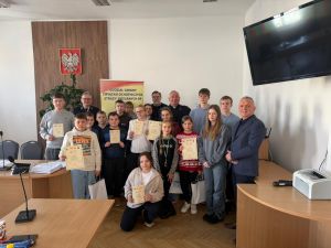 Uczestnicy i organizatorzy konkursu pozują do zdjęcia