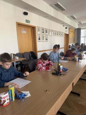 Uczniowie rozwiązuja testy konkursowe