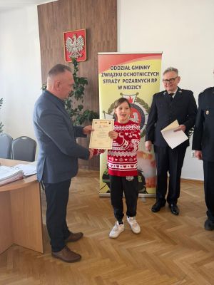 Burmistrz Nidzicy wręcza dyplom laureatce