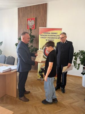 Burmistrz Nidzicy wręcza dyplom laureatowi (2)