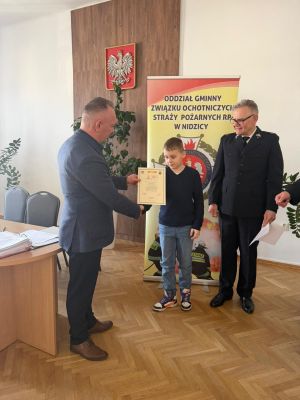 Burmistrz Nidzicy wręcza dyplom laureatowi