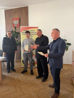 Burmistrz wręcza dyplom laureatowi