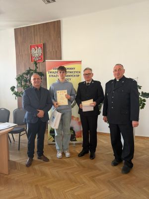 Organizatorzy i laureat pozują do zdjęcia (2)