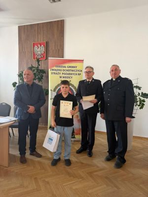 Organizatorzy i laureat pozują do zdjęcia (3)