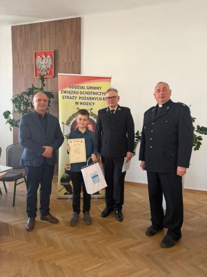 Organizatorzy i laureat pozują do zdjęcia (4)