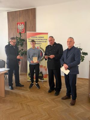 Organizatorzy i laureat pozują do zdjęcia (5)