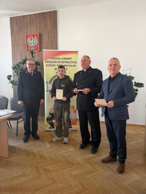 Organizatorzy i laureat pozują do zdjęcia (6)