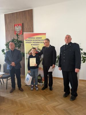 Organizatorzy i laureat pozują do zdjęcia