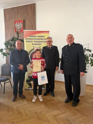 Organizatorzy i laureatka pozują do zdjęcia (2)