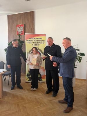 Organizatorzy i laureatka pozują do zdjęcia (3)