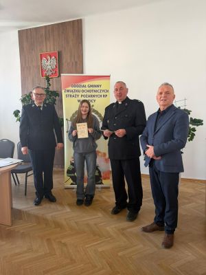 Organizatorzy i laureatka pozują do zdjęcia (4)
