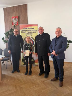 Organizatorzy i laureatka pozują do zdjęcia (5)