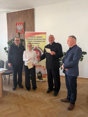 Organizatorzy i laureatka pozują do zdjęcia (6)