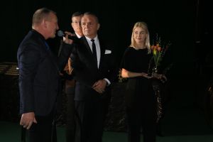 Zaproszony gość składa podziękowania