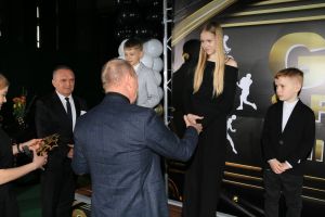 Zaproszonyy gość dziękuje laureatom