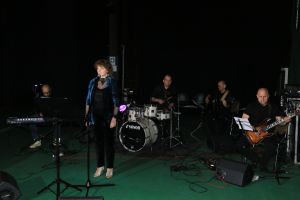 Zespół muzyczny wita sie z publicznością