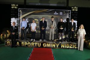 Burmistrz Nidzicy i dyrektor CUW oraz laureaci pozują do zdjęcia