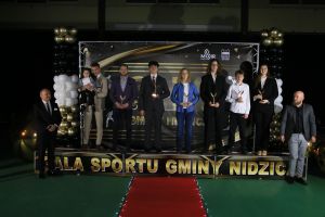 Burmistrz Nidzicy i dyrektor MOSiR oraz laureaci pozują do zdjęcia