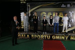 Burmistrz Nidzicy przedstawia laureatów