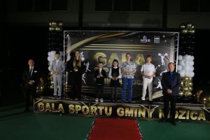 Burmistrz Nidzicy, zaproszony gość i laureaci pozuja do zdjęcia