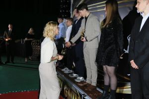 Dyrektor CUW gratuluje laureatom (2)