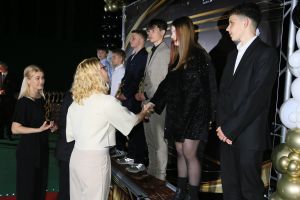 Dyrektor CUW gratuluje laureatom (3)