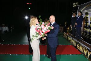 Dyrektor CUW przyjmuje kwiaty