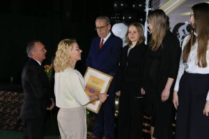 Dyrektor CUW wręcza dyplomy