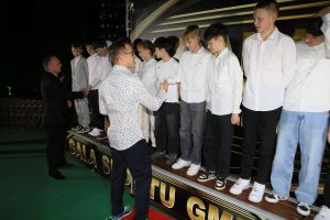 Laureaci  przyjmują podziękowania