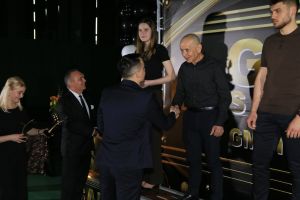 Laureaci porzyjmują gratulacje