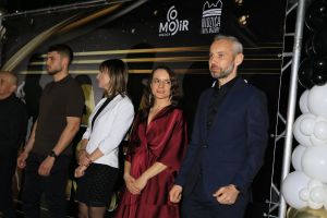 Laureaci pozują do zdjęcia (2)