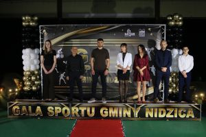 Laureaci pozują do zdjęcia (3)