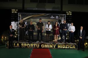 Laureaci pozują do zdjęcia (4)