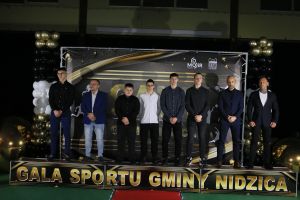 Laureaci pozują do zdjęcia (5)