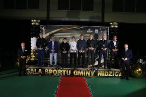 Laureaci pozują do zdjęcia (6)