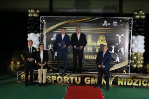 Laureaci pozują do zdjęcia (7)