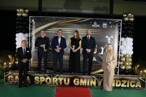 Laureaci pozują do zdjęcia (8)