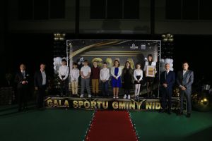 Laureaci pozują do zdjęcia (12)