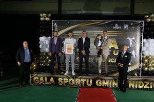 Laureaci pozują do zdjęcia (13)