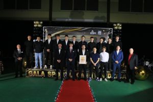 Laureaci pozują do zdjęcia (16)