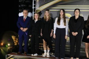 Laureaci pozują do zdjęcia (34)