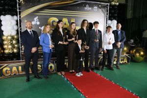 Laureaci pozują do zdjęcia (37)